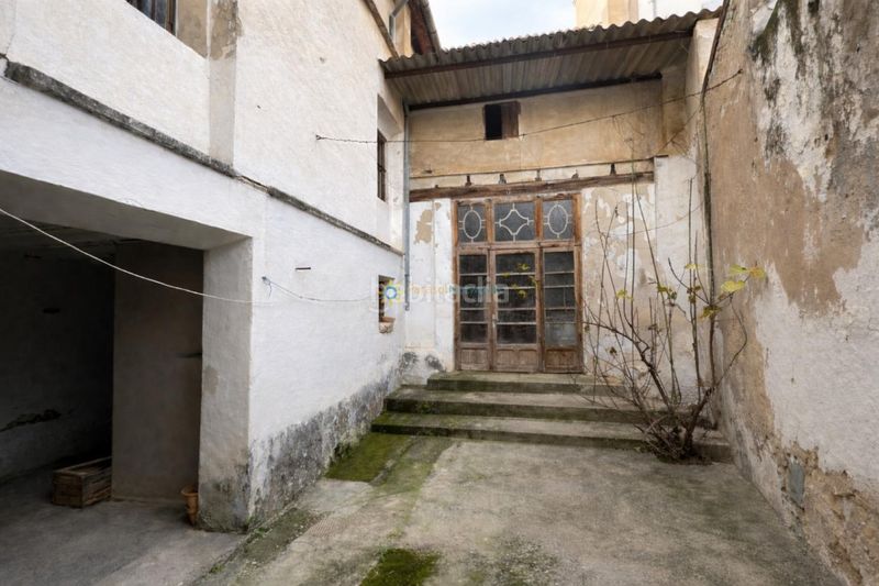Foto e71e9a03-91c6-4ba9-a812-8d41a6611868. Casa adossada amb xemeneia a Sumacàrcer