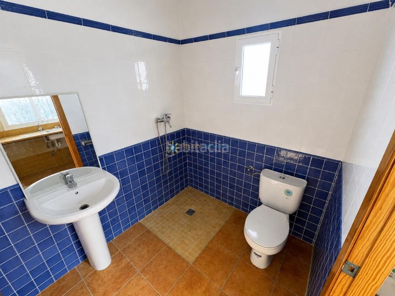 Foto a1843f7c-4d5c-477a-9a3d-630e488d658a. Masia amb xemeneia aparcament a Palomar