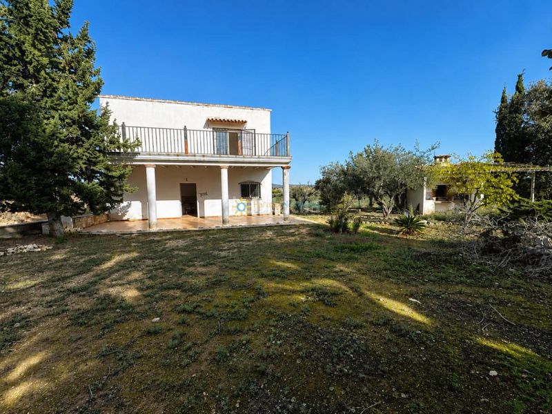 Foto b8af3b59-4243-4a84-aa3b-f943e41b862c. Masia amb xemeneia aparcament a Palomar