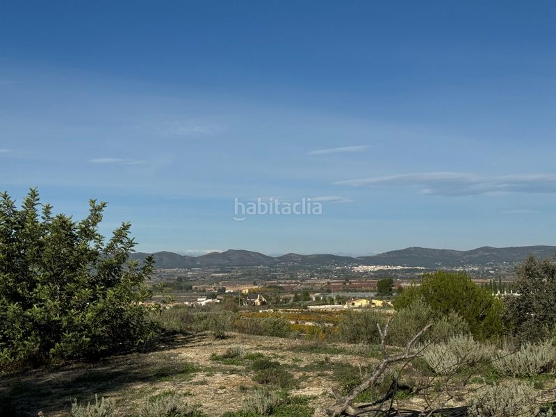 Foto e3aafdda-4457-49c7-b65c-749b39d43ff1. Masia amb xemeneia aparcament a Palomar
