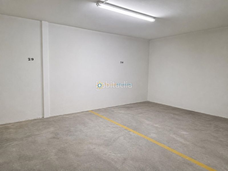 Foto 126c7ade-8941-4b3f-95e3-19868677e6b0. Aparcament cotxe a Ador