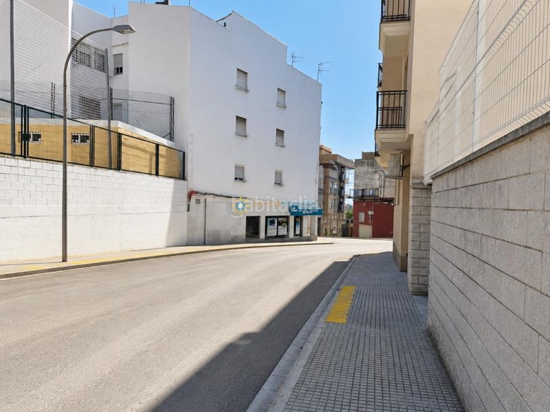 Foto dbbf69a0-c520-4101-ba7b-241329011f29. Aparcament cotxe a Ador
