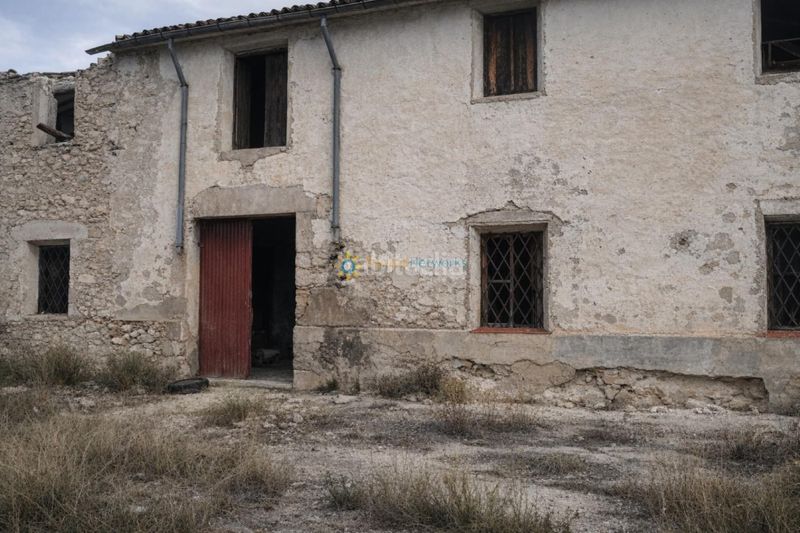 Foto cd4ebde7-323b-48fe-8cc3-d84fb85f6dce. Masia amb aparcament a Albaida
