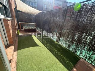 Appartement à Centro. Acogedor bajo con patio privado en urbanización con piscina en s