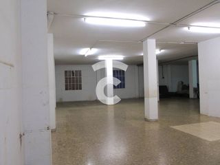 Local Comercial  Calle puig-agut. Local comercial de 195 m2 en ventaalquiler en el barrio joanot m