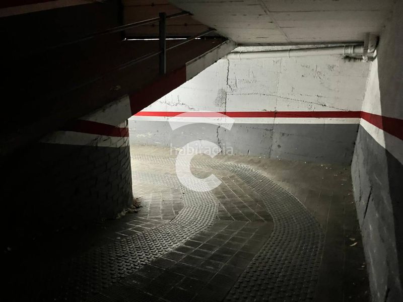 Foto e266b174-86d4-4ddf-82d8-a637af518d15. Aparcament cotxe a Centre Vic