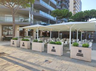 Traspàs Local Comercial a Centre-Platja. Traspaso este hermoso y elegante restaurante esquinero en primer