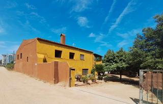 Masia a Carrer riu terri 3. Masia rustica y terreno 2 hectáreas en pueblo palafrugell