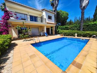 Xalet a Avinguda mas santet 82. Casa en residencial calonge con piscina privada
