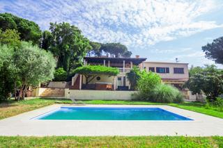 Casa  Carrer dipòsit. Casa con vistas al mar, piscina privada y gran parcela en mas pe