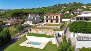 Maison  Carrer occitània 20. Casa con mucho terreno cerca de platja d'aro y calonge