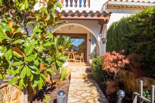 Casa adosada en Fenals. Acogedora casa adosada en venta con licencia tur�stica � �impeca