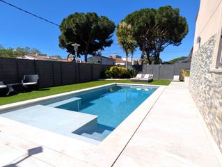 Casa aparellada  Avinguda de castell d'aro. Casa adosada con piscina privada en el centro de platja d'aro