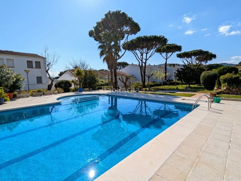 Foto 31f356d9-1b9d-4fa6-90d8-077688db2b3b. Casa adossada amb xemeneia calefacció piscina a Los Pinos-Politur Platja d´Aro