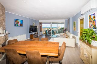 Apartament a Fenals. Apartamento con gran terraza y vistas al mar en  centro platja d