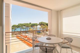 Apartament a Centre-Platja. Apartamento a estrenar en primera línea de mar