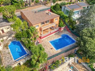 Casa  Carrer de parís 50. Magnífica propiedad unifamiliar aislada de 5 dormitorios y 4 bañ