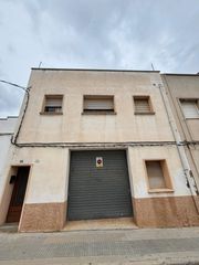 Casa a Urbanitzacions. Casa de pueblo con garaje y terraza en pleno centro de campredó
