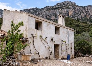 House in Alfara de Carles. Finca rústica de 2,5 ha con almacén junto al parc natural dels p