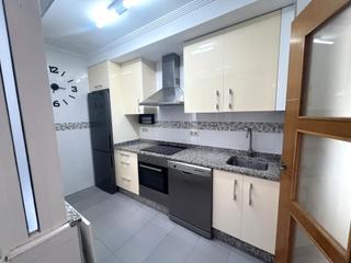 Miete Etagenwohnung  Rúa de barcelona. Dos dormitorios, cocina equipada, trastero