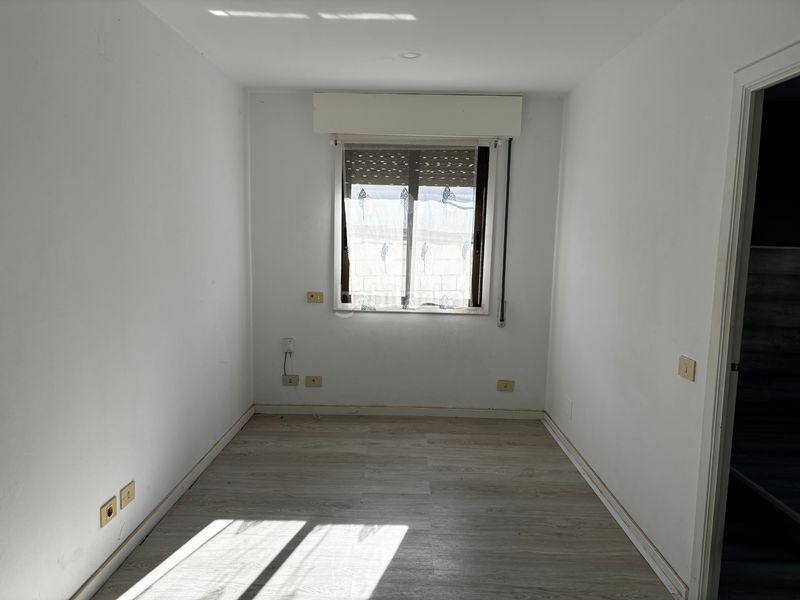 Foto a7bc27c8-4237-41e0-a5bd-02171904e030. Casa pareada en Teis Vigo