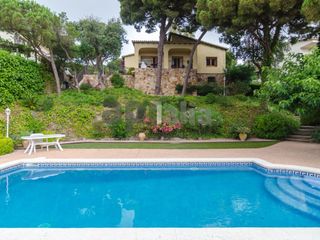 Chalet  Carrer de les alzines. Casa en la urbanización la riviera con vistas al mar