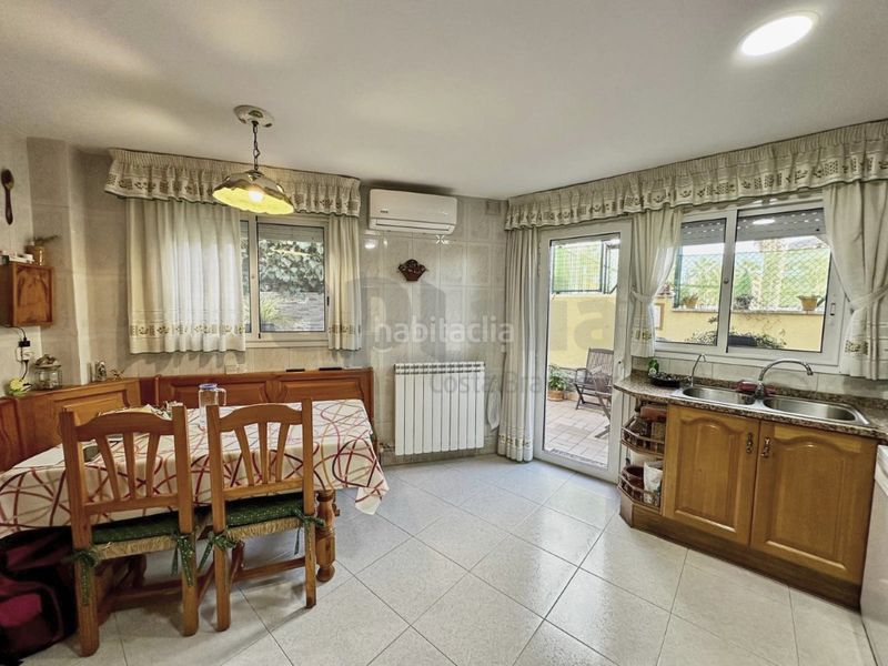 Foto f2eb0d48-94d5-4fa7-94a7-ee8302cdc87e. Casa adossada amb calefacció aparcament piscina a Lloret de Mar