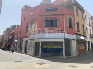 Casa  Calle carme. Finca con 5 locales comerciales y 3 viviendas en malgrat de mar