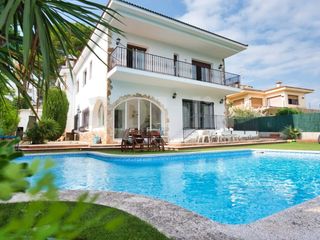 Chalet  Cami de castell de sant joan. Impresionante villa en fenals de 4 habitaciones, con piscina y s