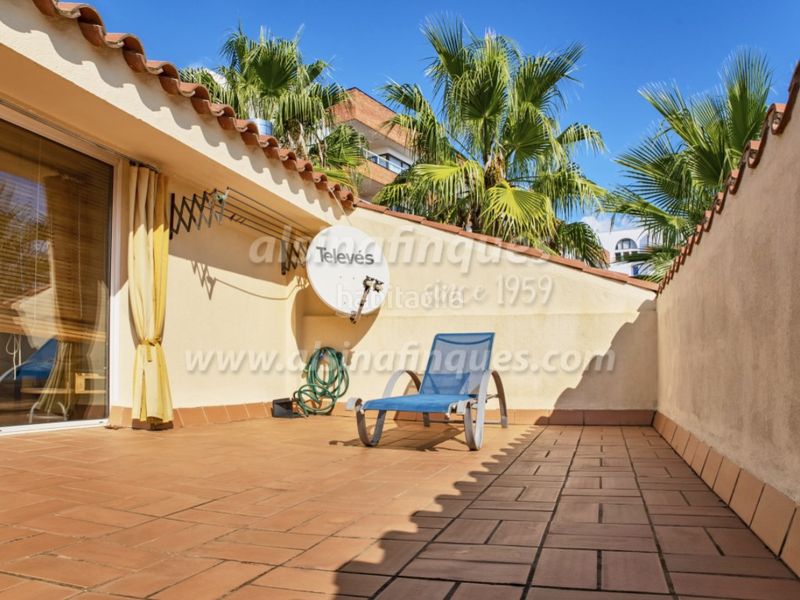 Foto 4dc1cfbf-b569-4264-951e-b111e43b7f8c. Casa adossada amb aparcament piscina a Fenals Lloret de Mar