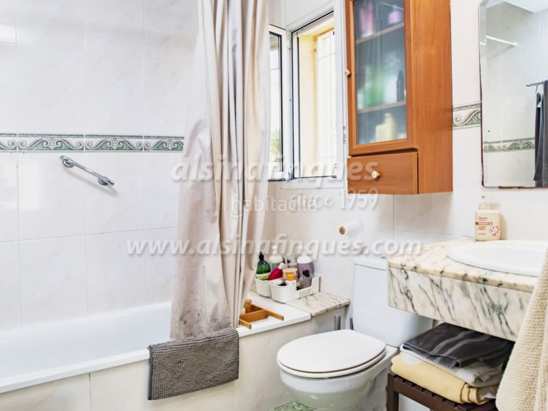 Foto de3db0f4-c86b-438f-bfaa-df1b21493795. Casa adossada amb aparcament piscina a Fenals Lloret de Mar