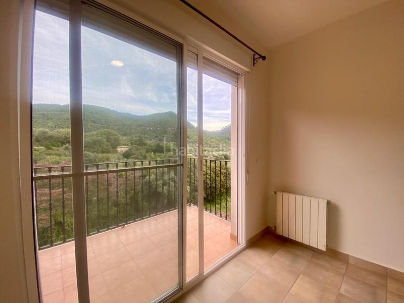 Foto 7891abde-bb20-4e46-86b8-0e4c6d634877. Maison jumelée avec chauffage parking piscine dans Serra