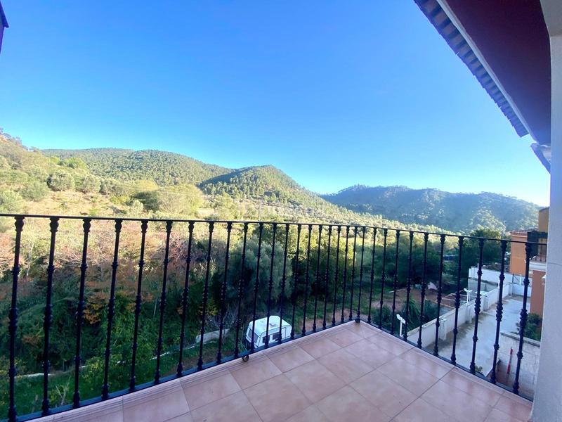 Foto c7858603-7c73-4cde-b6a1-2a4a60cf5641. Maison jumelée avec chauffage parking piscine dans Serra