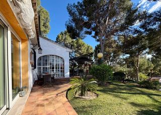 Chalet in El Bosque. Exclusividad, privacidad y vistas privilegiadas al campo de golf