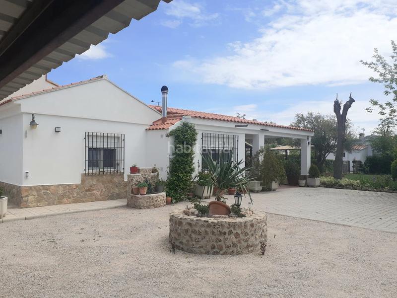 Foto b9e0b994-4534-449b-96c8-1dacca15c66e. Chalet con camino riscaldamento parcheggio piscina in Albacete