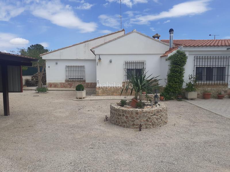Foto d87ea1b0-b7f9-4487-9c7c-9d2b80c95323. Chalet con camino riscaldamento parcheggio piscina in Albacete