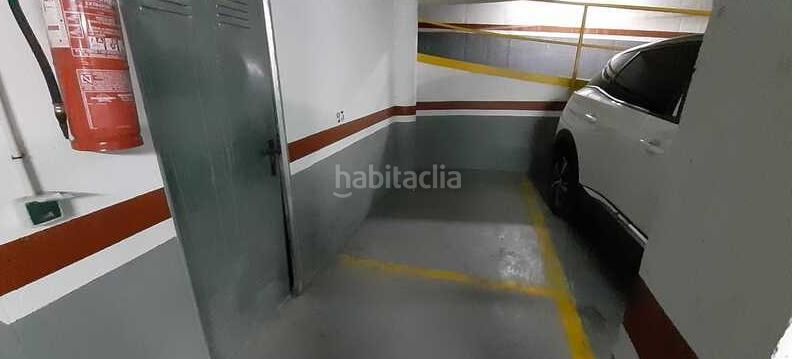 Foto f7763c64-b7ee-4697-a400-3513867a7a0f. Aparcament cotxe a Centro Lucena