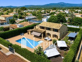 Xalet  Orquidies. Exclusiva casa independiente con piscina privada en palmanyola