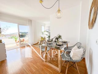Rent Flat  Monaco. Apartamento con impresionantes vistas al mar, balcón y piscina c