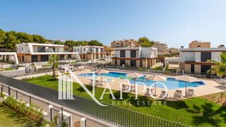 Chalet  Distrito cala ratjada. Exclusivo chalet adosado de obra nueva con jardín en cala ratjad