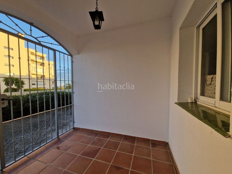 Foto ea621bc1-0f38-4e81-a4fd-bcf8aafd4701. Casa amb piscina a Nueva Atalaya Estepona