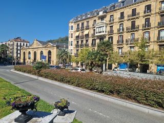Miete Etagenwohnung  Reina regente. Se alquila piso temporal