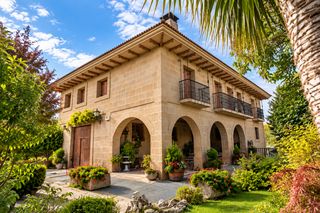 Casa  Calle real. Finca con chalet independiente y piscina cubierta junto a haro