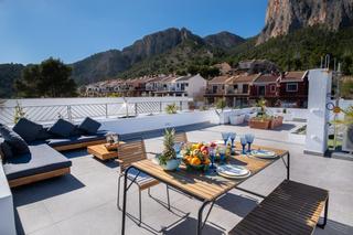 Chalet en Polop. Chalet independientes a estrenar con vistas panorámicas al mar e