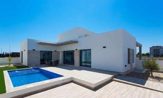 Xalet a Daya Nueva. Villa de diseño mediterraneo cerca de todo