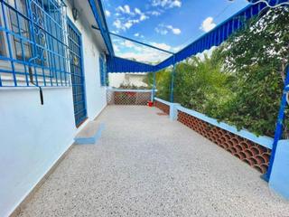 Casa en Colonia Madrid. Bonita casa independiente con terreno en benidorm