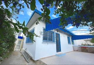 Maison à Colonia Madrid. Bonita casa independiente con terreno en benidorm