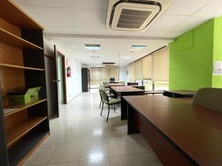 Oficina a Centro Urbano. Amplia oficina en venta y alquiler en emilio ortuño, benidorm
