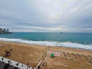 Appartement à Playa Levante. Amplio apartamento en primera linea  luminoso, con terraza y pis