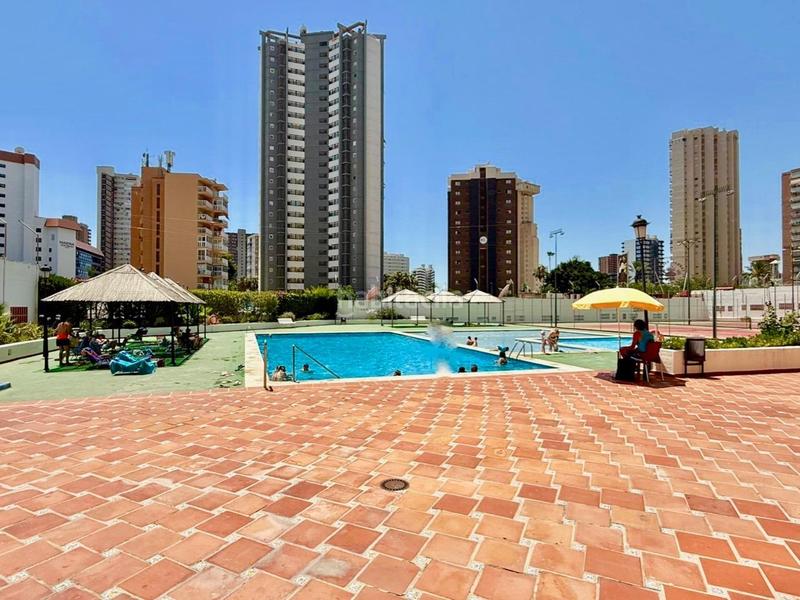 Foto 71e9ecdd-12ca-442f-8d15-715e35d80eef. Apartamento chollo!! edificio gemelos 2 dorm. originales, esquina, amplio, gran terraza parking com. vistas y cerca playa levante y centro en Benidorm